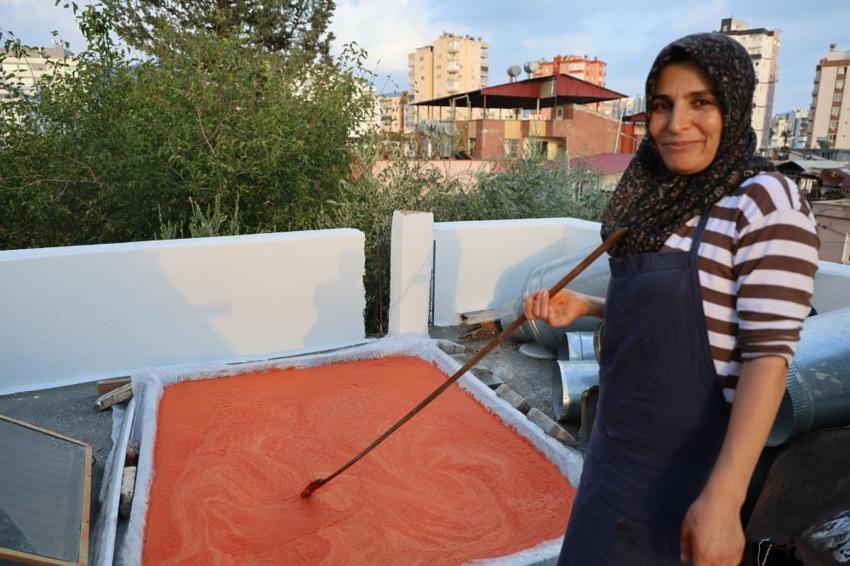 Adana'da damlar renklendi! Mesai başladı: Güneşte pişirip kışlık yapıyorlar