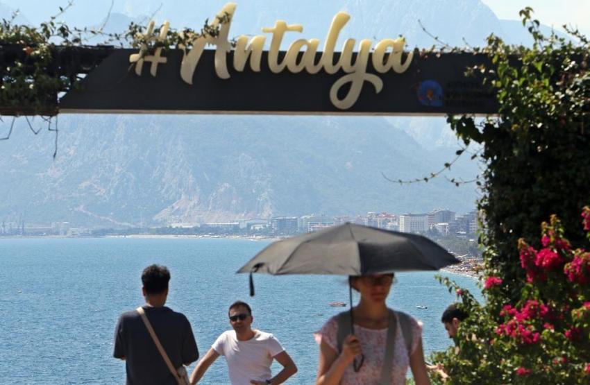 Dünyaca ünlü sahilde kalabalık azaldı! Yarı yarıya düştü