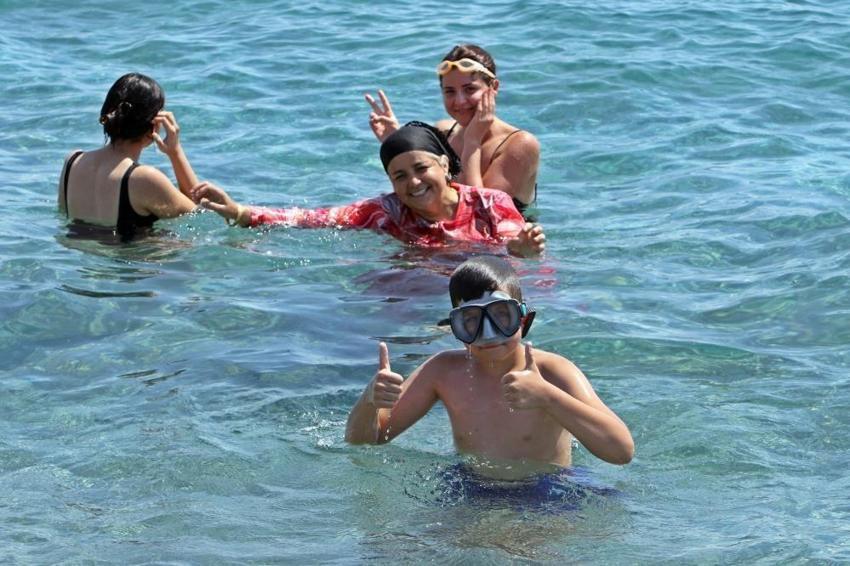 Dünyaca ünlü sahilde kalabalık azaldı! Yarı yarıya düştü