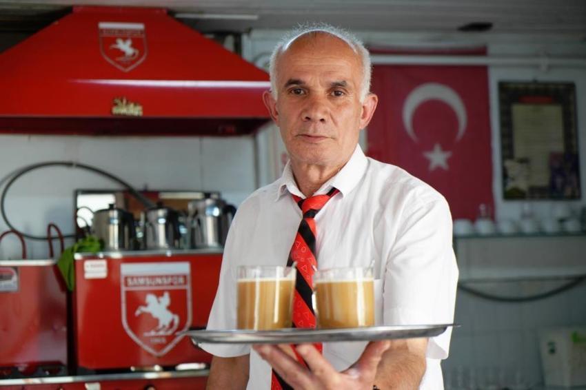Samsun'da bu esnaf mesleğine yeni bir soluk getirdi: 30 yıldır müşterileri için her gün takım elbise giyiyor, kravatsız servis yapmıyor