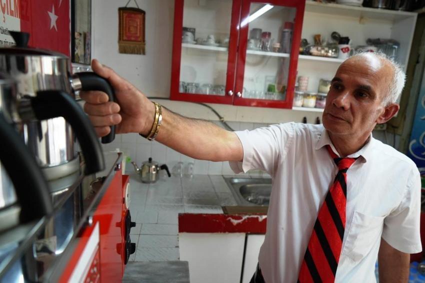 Samsun'da bu esnaf mesleğine yeni bir soluk getirdi: 30 yıldır müşterileri için her gün takım elbise giyiyor, kravatsız servis yapmıyor