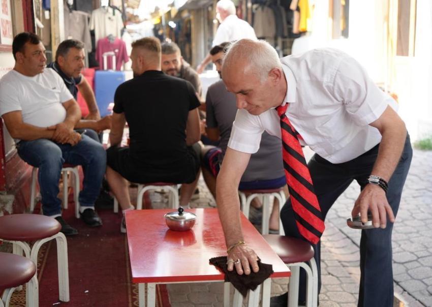 Samsun'da bu esnaf mesleğine yeni bir soluk getirdi: 30 yıldır müşterileri için her gün takım elbise giyiyor, kravatsız servis yapmıyor