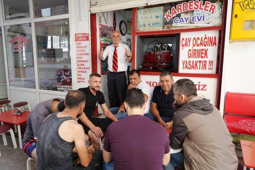 Samsun'da bu esnaf mesleğine yeni bir soluk getirdi: 30 yıldır müşterileri için her gün takım elbise giyiyor, kravatsız servis yapmıyor