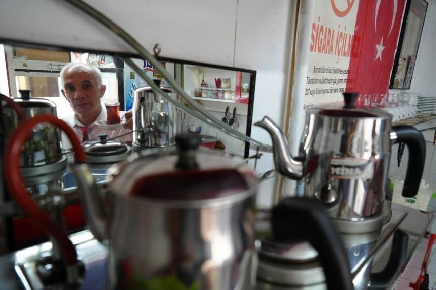 Samsun'da bu esnaf mesleğine yeni bir soluk getirdi: 30 yıldır müşterileri için her gün takım elbise giyiyor, kravatsız servis yapmıyor