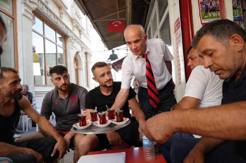 Samsun'da bu esnaf mesleğine yeni bir soluk getirdi: 30 yıldır müşterileri için her gün takım elbise giyiyor, kravatsız servis yapmıyor