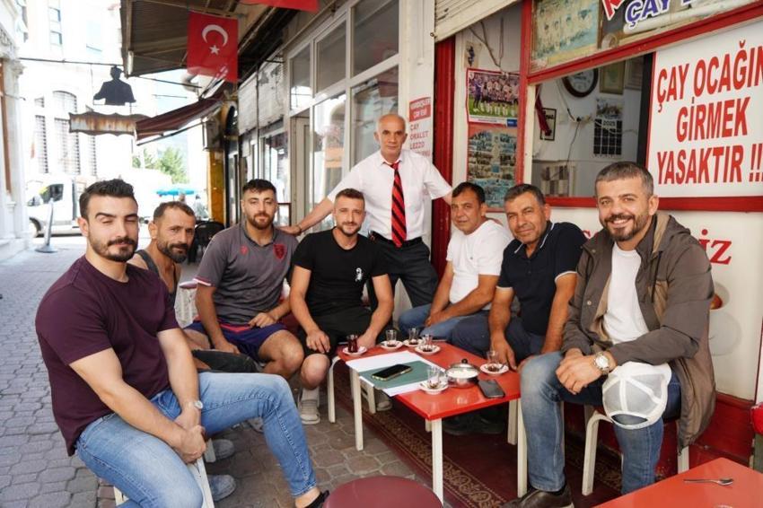 Samsun'da bu esnaf mesleğine yeni bir soluk getirdi: 30 yıldır müşterileri için her gün takım elbise giyiyor, kravatsız servis yapmıyor