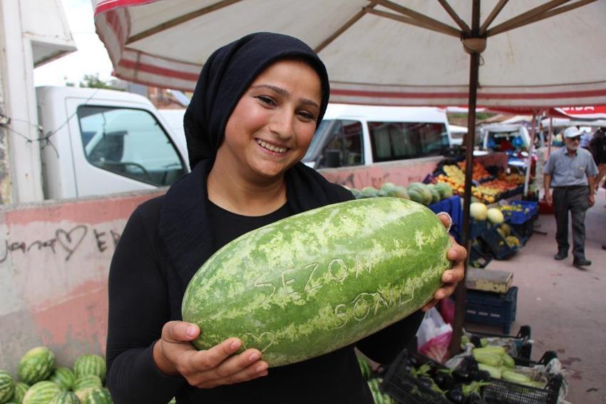 Köyünde yetiştirip pazarda kilosu 10 TL'ye satıyor! Amasyalı Esra'nın karpuzları kapış kapış gidiyor