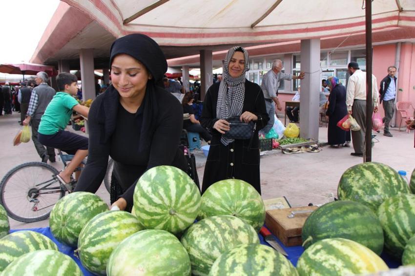 Köyünde yetiştirip pazarda kilosu 10 TL'ye satıyor! Amasyalı Esra'nın karpuzları kapış kapış gidiyor