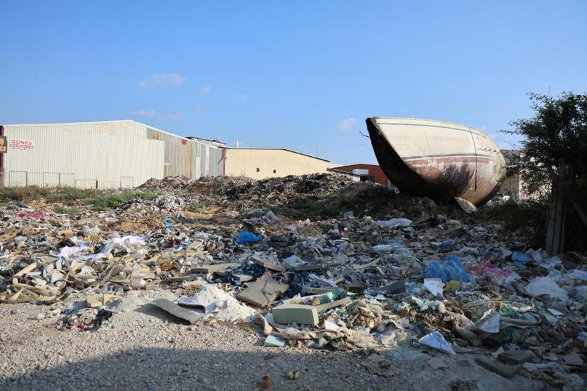 Adana Mobilyacılar Sitesi sular altında: esnaf, belediyelere tepki gösterdi! 'Çöp yığınlarında bir numara olduk'