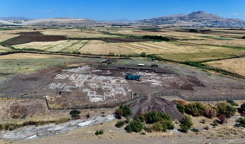 Diyarbakır Çayönü Tepesi'nde 9 bin 500 yıllık 'kamusal yapı' gün yüzüne çıkarıldı