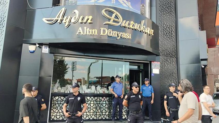 Kırşehir'de kuyumcu vurgunu! Alacaklılar kapıya dayandı; Kepenge astığı yazıyla adeta müşterileriyle dalga geçti