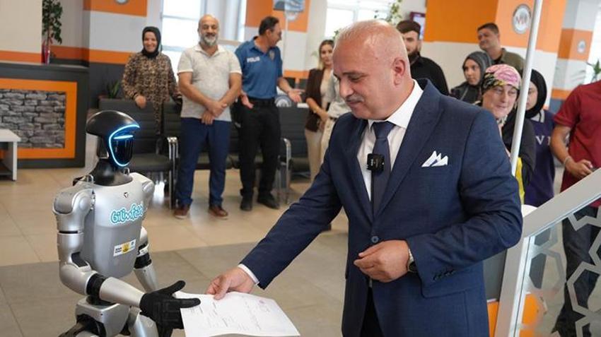 Türkiye’de bir ilk Samsun’da yaşandı: İnsansı robot Festman, nüfusa kaydettirildi, fahri kimlik sahibi oldu!
