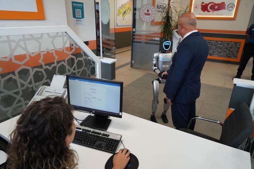 Türkiye’de bir ilk Samsun’da yaşandı: İnsansı robot Festman, nüfusa kaydettirildi, fahri kimlik sahibi oldu!