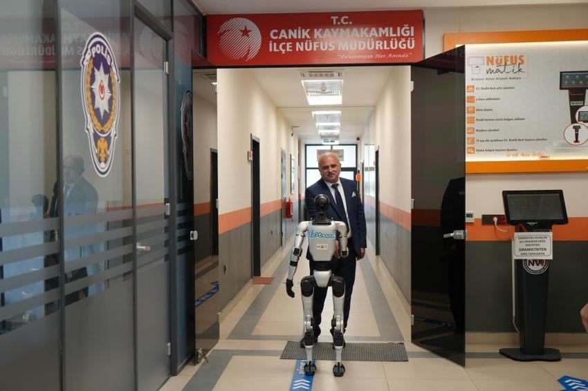 Türkiye’de bir ilk Samsun’da yaşandı: İnsansı robot Festman, nüfusa kaydettirildi, fahri kimlik sahibi oldu!