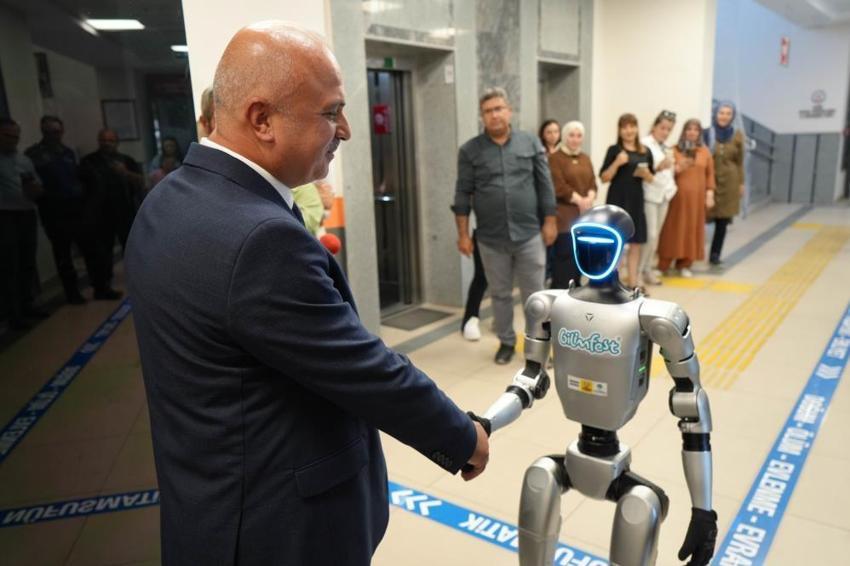 Türkiye’de bir ilk Samsun’da yaşandı: İnsansı robot Festman, nüfusa kaydettirildi, fahri kimlik sahibi oldu!