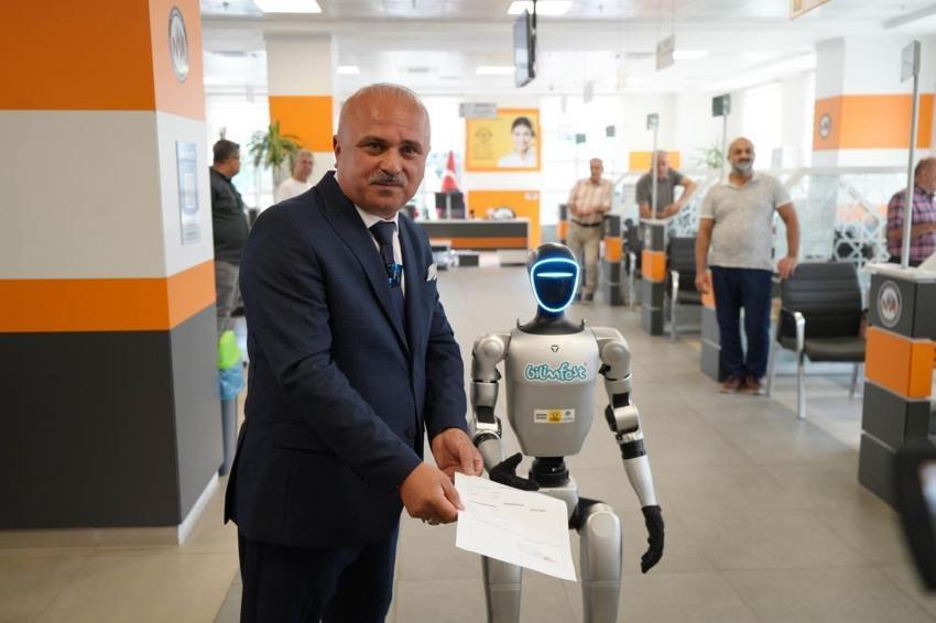Türkiye’de bir ilk Samsun’da yaşandı: İnsansı robot Festman, nüfusa kaydettirildi, fahri kimlik sahibi oldu!