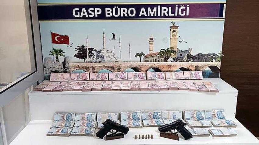 Adana'da kuyumcuyu soyan şahıslar yakalandı! Çaldıkları altın ve paraları odanın ortasına döküp eğlenmişler