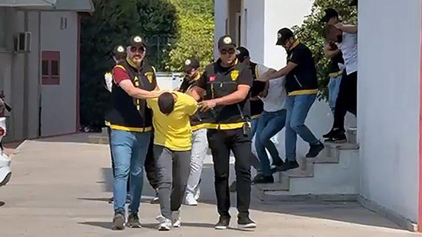 Adana'da kuyumcuyu soyan şahıslar yakalandı! Çaldıkları altın ve paraları odanın ortasına döküp eğlenmişler