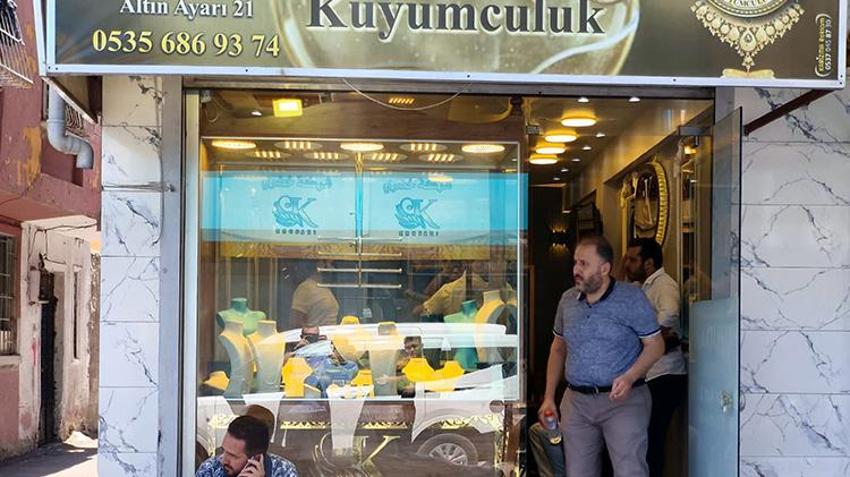 Adana'da kuyumcuyu soyan şahıslar yakalandı! Çaldıkları altın ve paraları odanın ortasına döküp eğlenmişler