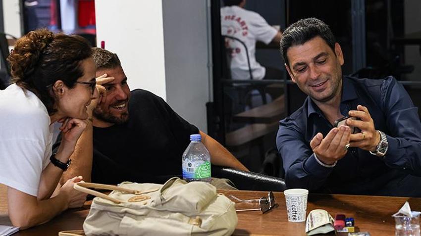 Alya ile Cihan objektiflere yakalandı! Uzak Şehir afiş çekiminden renkli anlar