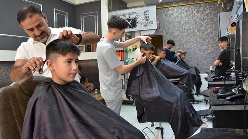Eskişehir'de örnek proje! Bu mahallede kitap okuyan çocuklar ücretsiz tıraş oluyor