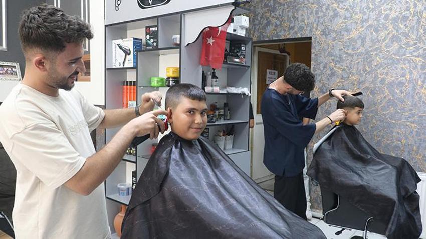 Eskişehir'de örnek proje! Bu mahallede kitap okuyan çocuklar ücretsiz tıraş oluyor