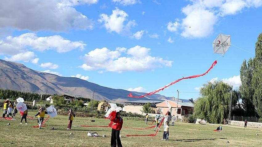 Erzurum'da yürekleri ısıtan sürpriz! Lösemiyi yenen Sıraç'ın, uçurtması göğe yükseldi