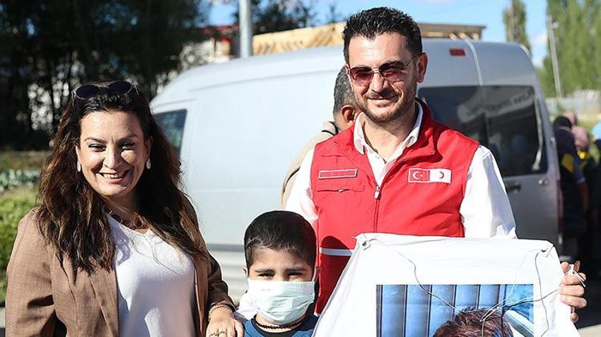 Erzurum'da yürekleri ısıtan sürpriz! Lösemiyi yenen Sıraç'ın, uçurtması göğe yükseldi