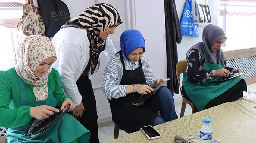 Erzincan'ın coğrafi işaret tescilli sanatına kadın eli değdi: Hem sanat öğreniyor hem ek gelir kazanıyorlar!