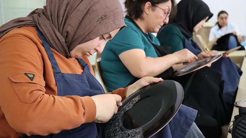 Erzincan'ın coğrafi işaret tescilli sanatına kadın eli değdi: Hem sanat öğreniyor hem ek gelir kazanıyorlar!