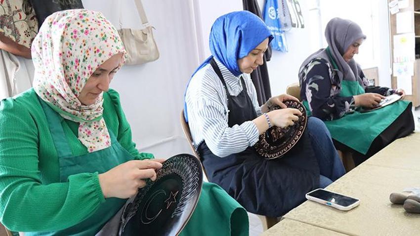 Erzincan'ın coğrafi işaret tescilli sanatına kadın eli değdi: Hem sanat öğreniyor hem ek gelir kazanıyorlar!