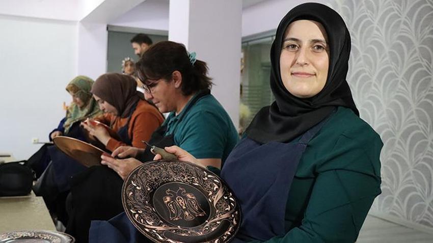 Erzincan'ın coğrafi işaret tescilli sanatına kadın eli değdi: Hem sanat öğreniyor hem ek gelir kazanıyorlar!