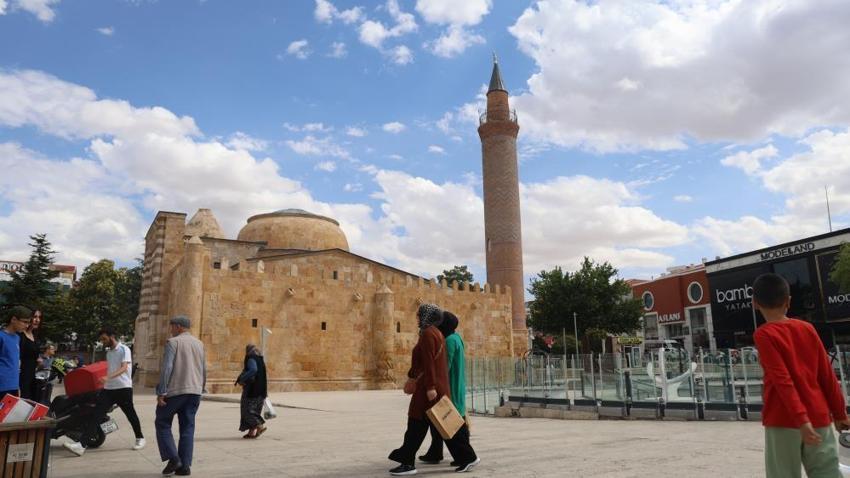 Kırşehir'in zamana meydan okuyan mirası: 754 yıllık cami ve medrese tarihe ışık tutuyor!