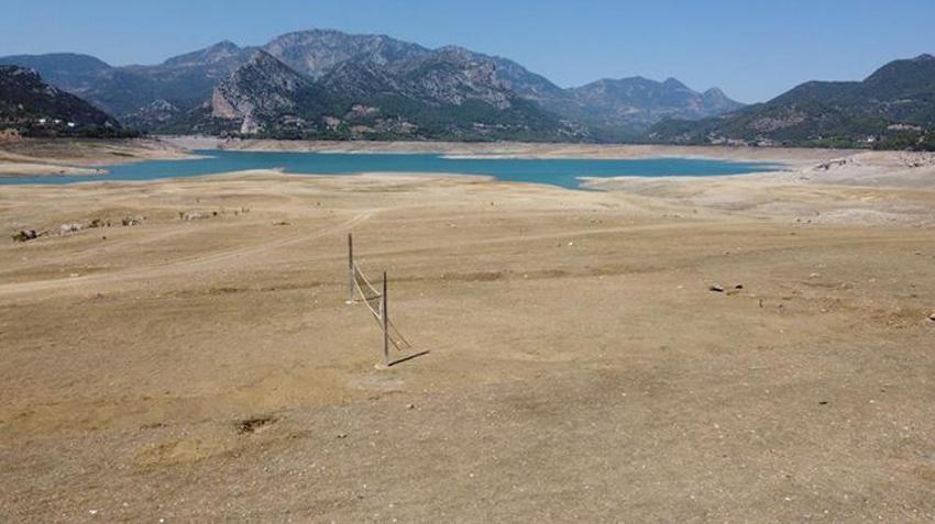 Adana'da 'Çölleşme' alarmı: Barajın yüzde 90'ı yok oldu! Suların çekildiği yere voleybol filesi çektiler!