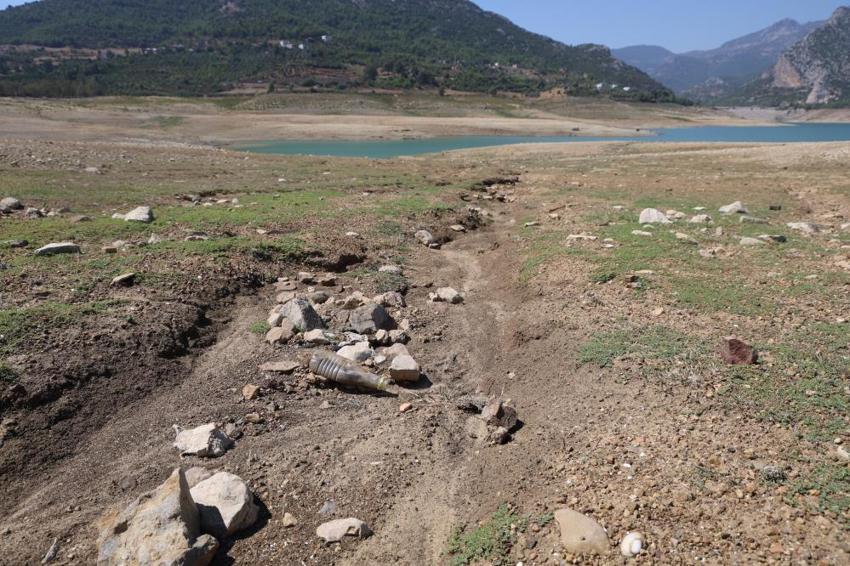 Adana'da 'Çölleşme' alarmı: Barajın yüzde 90'ı yok oldu! Suların çekildiği yere voleybol filesi çektiler!