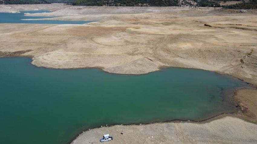 Adana'da 'Çölleşme' alarmı: Barajın yüzde 90'ı yok oldu! Suların çekildiği yere voleybol filesi çektiler!