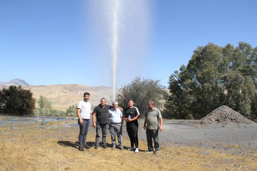 Sivaslı çiftçiler şaşkına döndü! Bir anda fışkırdı: Su mu, petrol mü?