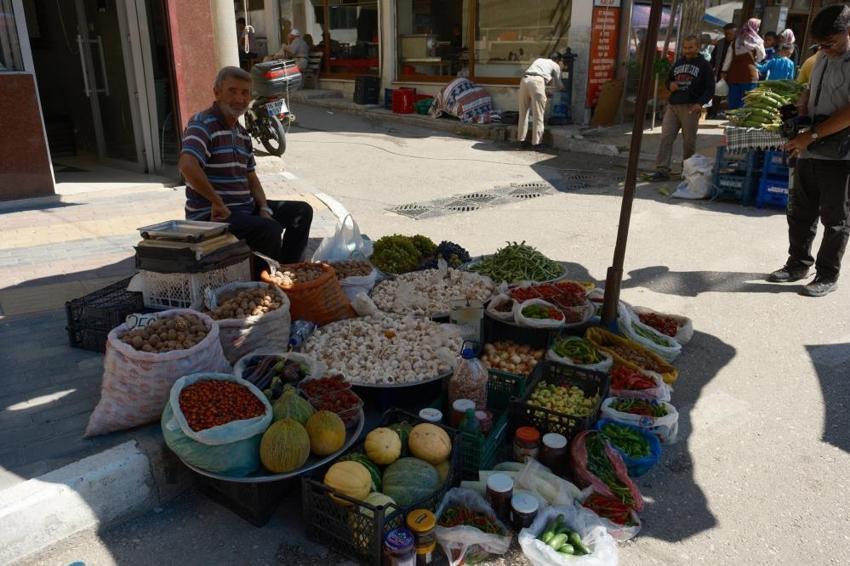 Bursa Orhaneli'nde peynir altı suyunu tarımda kullandılar! Özel gübre ile üretilen meyve ve sebzeler 700 yıllık pazarda satılıyor