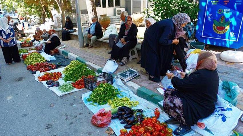Bursa Orhaneli'nde peynir altı suyunu tarımda kullandılar! Özel gübre ile üretilen meyve ve sebzeler 700 yıllık pazarda satılıyor