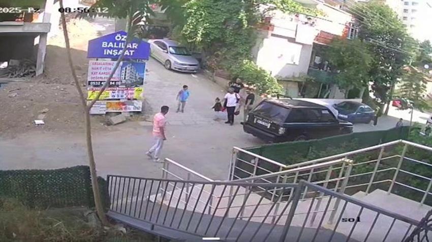 Kocaeli'nde ara sokakta hız yapan araç sürücüsünü uyaran babaya tokat atan şahsa tepki yağdı