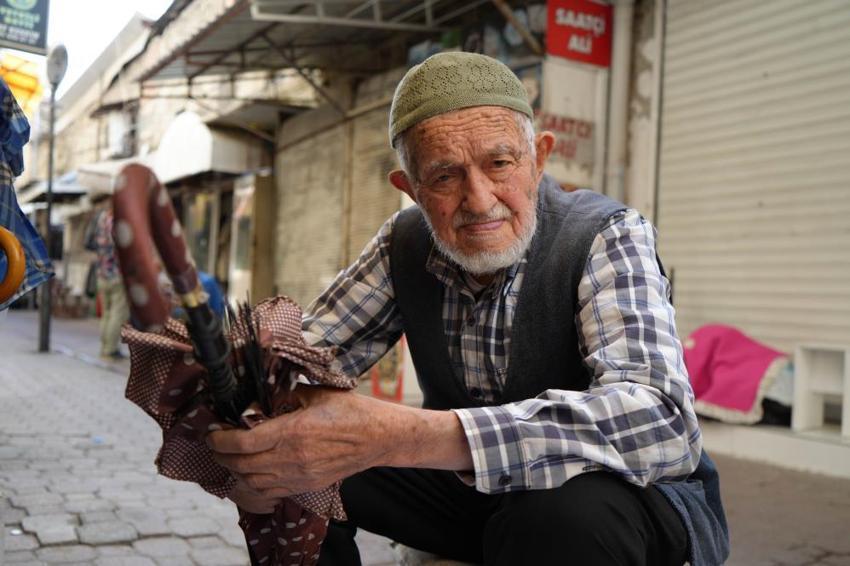Azmin yaşı yok dedirten hikaye: 96'sında bile işinin başında!