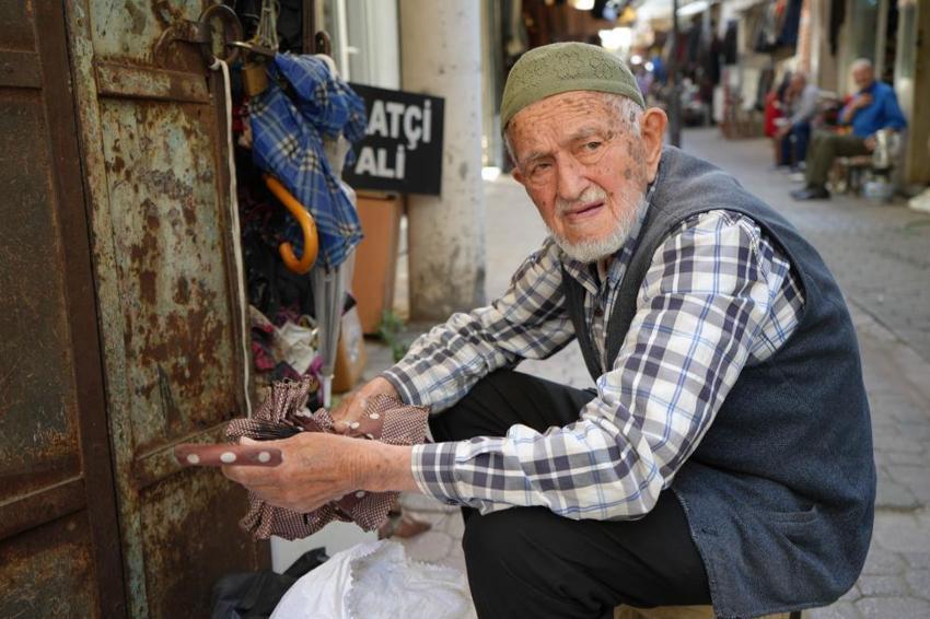 Azmin yaşı yok dedirten hikaye: 96'sında bile işinin başında!