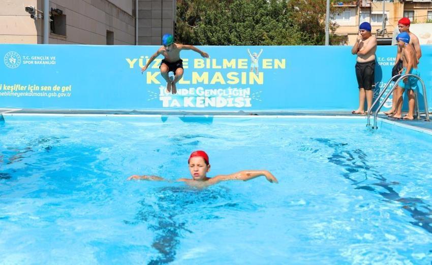 Adana'da 11 binden fazla çocuk ve genç yüzme öğrendi