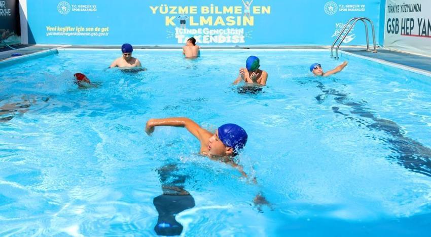 Adana'da 11 binden fazla çocuk ve genç yüzme öğrendi