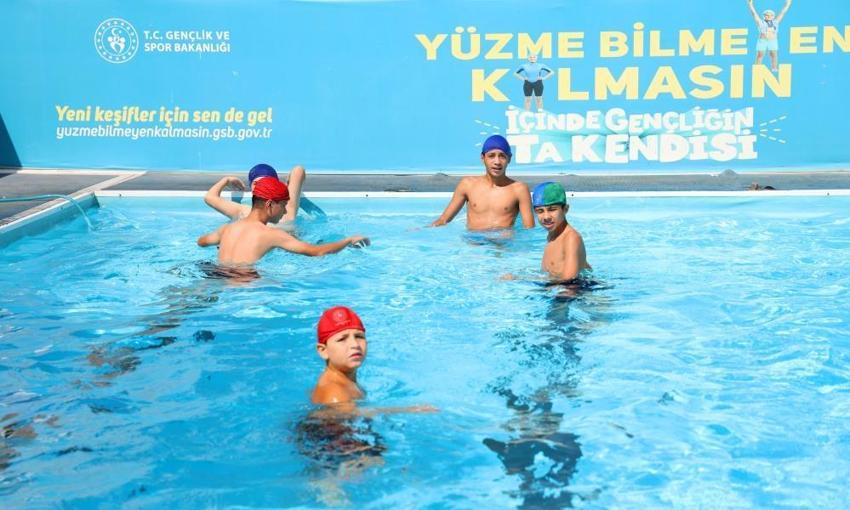 Adana'da 11 binden fazla çocuk ve genç yüzme öğrendi