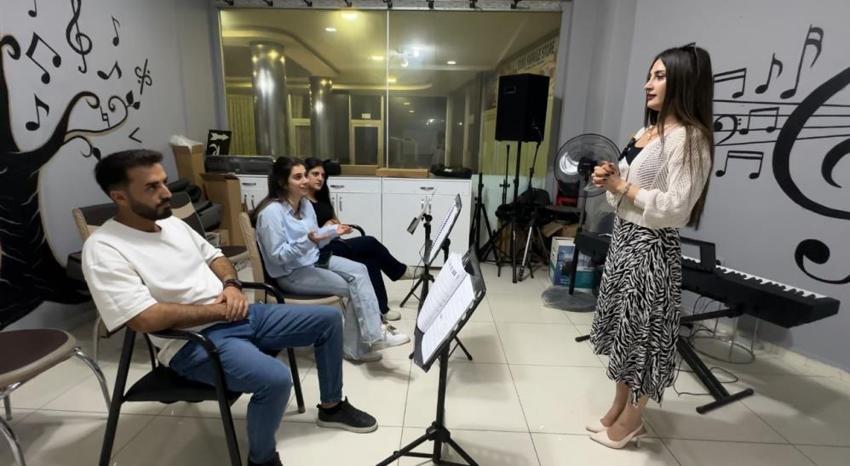 Hakkari'de gururlandıran başarı: Kurduğu akademide öğrencilerini üniversiteye hazırlıyor