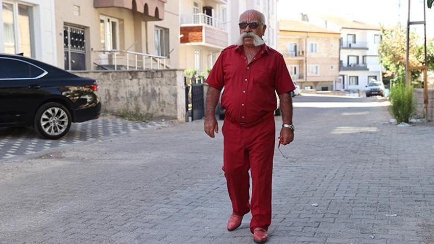 Gömleğiyle ayakkabısı aynı renk! Nevşehir'in en renkli adamı: 50 yıldır aynı stilden vazgeçmiyor