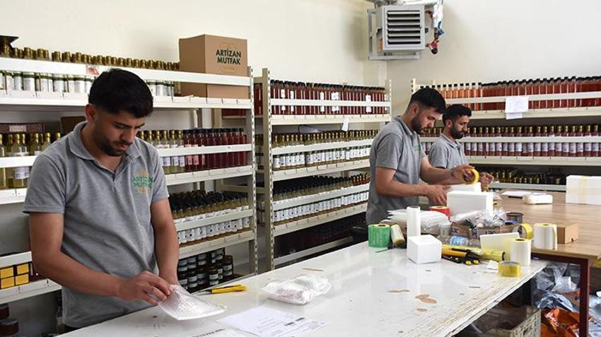 Evde başladı şimdi yurt dışından gelen siparişlere yetişemiyor!