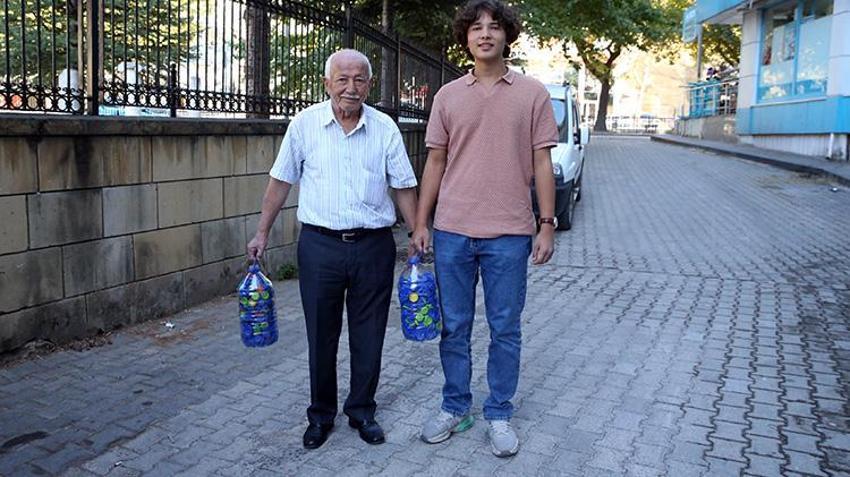 Kastamonu'da dede ile torunun engelliler için verdiği mücadele örnek oldu! Dur durak bilmeden kapak topluyorlar