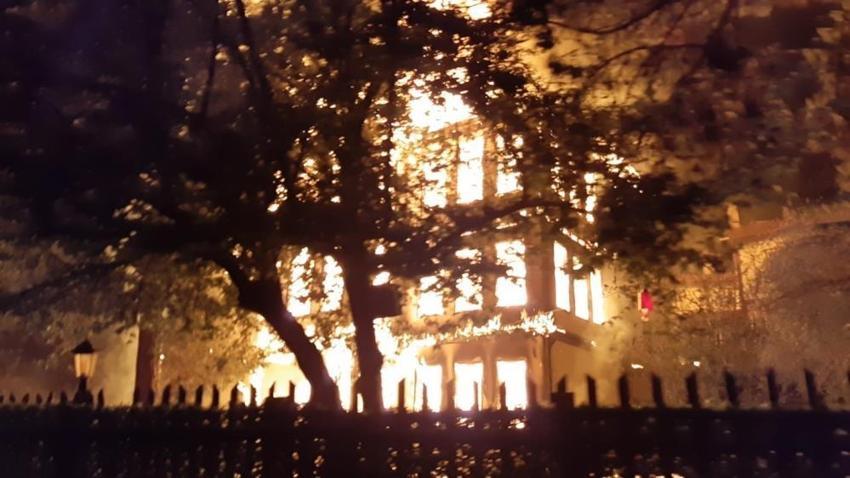 Bolu'da tarihi konak dakikalar içinde kül oldu!